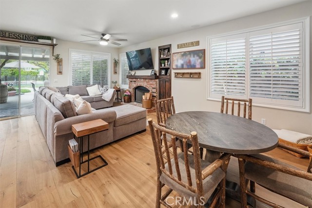 28433 Pinewood Court, Saugus CA: https://media.crmls.org/medias/564c8c7f-37ec-488f-9788-b6cf0753e51b.jpg