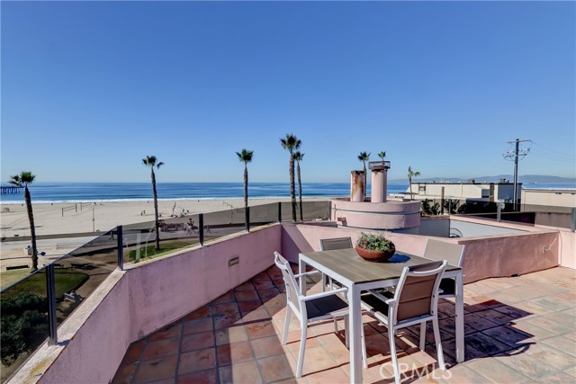 38 15th Street, Hermosa Beach, California 90254, 4 Bedrooms Bedrooms, ,3 BathroomsBathrooms,Residential,Sold,15th,SB22234802