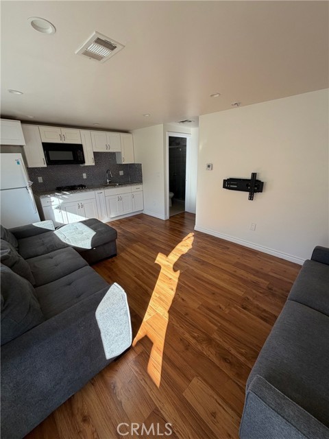 Detail Gallery Image 2 of 10 For 6651 Quakertown Ave, Winnetka,  CA 91306 - 1 Beds | 1 Baths