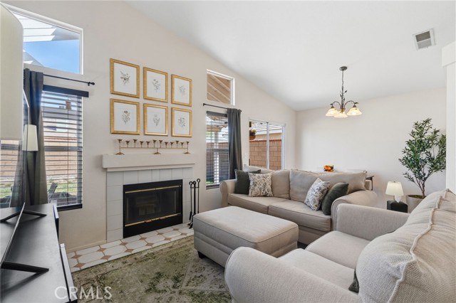 Detail Gallery Image 4 of 19 For 2416 Oakgrove St, Rosamond,  CA 93560 - 3 Beds | 2 Baths