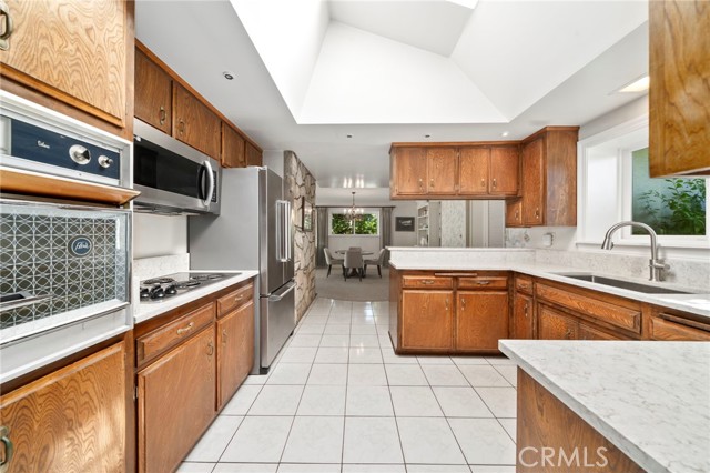 Detail Gallery Image 9 of 16 For 1906 Suva, Costa Mesa,  CA 92626 - 4 Beds | 2 Baths
