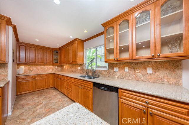 10165 Sully Drive, Sun Valley CA: https://media.crmls.org/medias/56512d26-54c7-44c0-8a92-c50475e09211.jpg