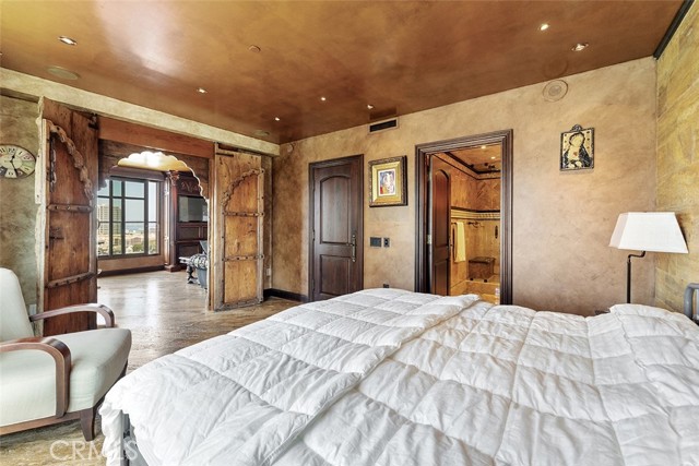 645 FRONT Street, San Diego CA: https://media.crmls.org/medias/56518903-b8d8-4f2d-a965-a480fccdb5ea.jpg
