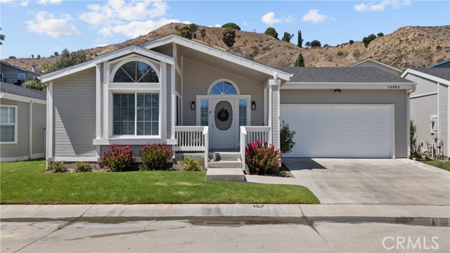 Detail Gallery Image 1 of 29 For 19983 Crestview Dr, Canyon Country,  CA 91351 - 3 Beds | 2 Baths