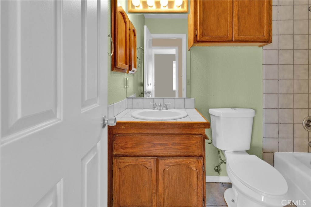 https://media.crmls.org/medias/5651b29d-d05b-44bf-9455-267863b1b3dc.jpg?preset=X-Large