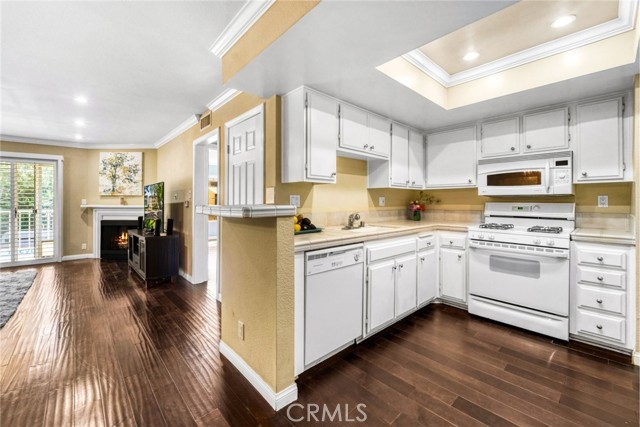 Detail Gallery Image 4 of 20 For 1535 S Bentley Ave #202,  Los Angeles,  CA 90025 - 2 Beds | 2 Baths