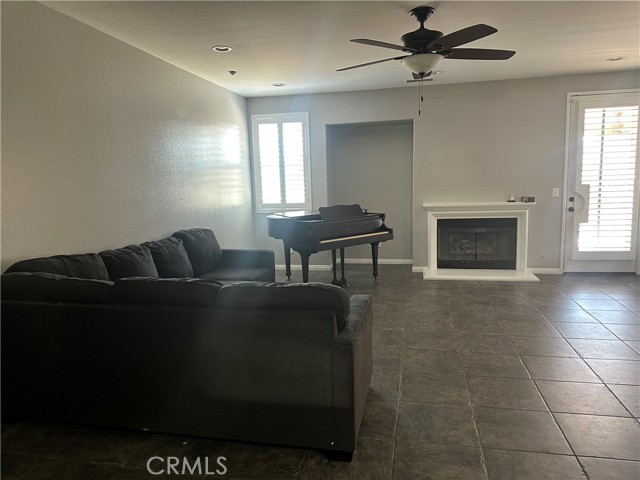 Detail Gallery Image 10 of 23 For 16453 Freesia Ct, Fontana,  CA 92336 - 4 Beds | 3 Baths