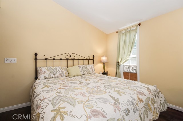 22046 Buena Ventura Street, Woodland Hills CA: https://media.crmls.org/medias/56530e29-51b9-4916-8429-40e5d89da7cc.jpg