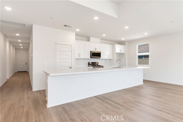 Detail Gallery Image 4 of 26 For 13743 Mesa View Dr, Victorville,  CA 92392 - 5 Beds | 2 Baths