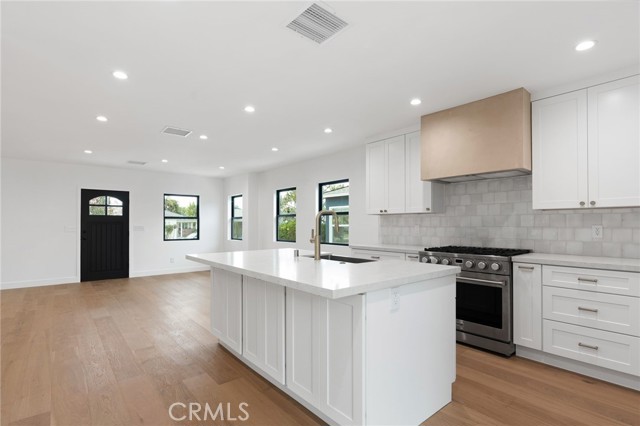 8334 Winsford Avenue, Los Angeles CA: https://media.crmls.org/medias/5656d551-c342-4ad8-b48a-8a3c54a34322.jpg