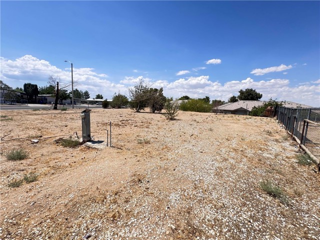 16740 Pebble Beach Drive, Victorville CA: https://media.crmls.org/medias/56599df7-64ca-46c8-b89b-640ca64f656e.jpg