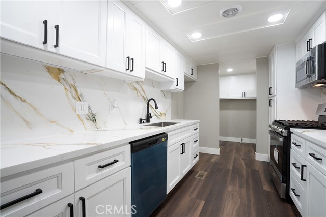 212 Las Brisas Circle, Pomona CA: https://media.crmls.org/medias/5659d580-08d0-4280-9326-7529c7b1e129.jpg