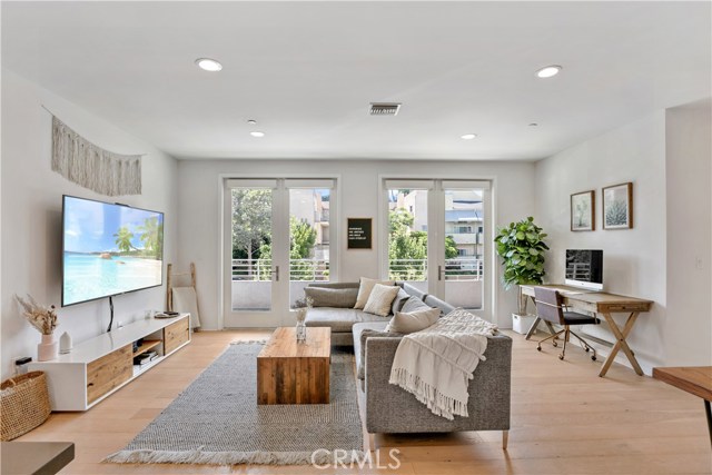 Detail Gallery Image 1 of 42 For 4240 Laurel Canyon Bld #208,  Studio City,  CA 91604 - 3 Beds | 3/1 Baths