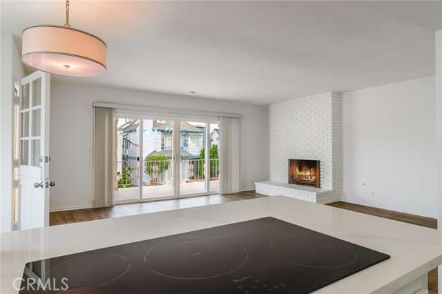 320 1/2 Coral Avenue, Newport Beach CA: https://media.crmls.org/medias/565c7be4-9c59-4001-bcfc-ec56e55ff3c0.jpg