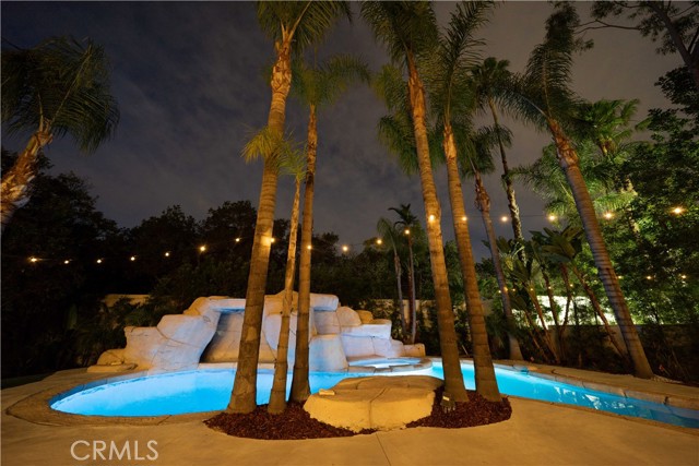 Detail Gallery Image 11 of 74 For 17437 Oak Creek Ct, Encino,  CA 91316 - 5 Beds | 5/1 Baths