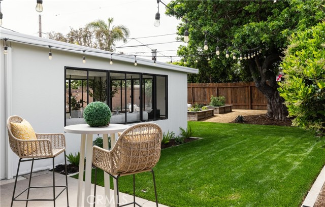 273 Albert Place, Costa Mesa CA: https://media.crmls.org/medias/566077ca-c0e9-4360-8eac-086c73b23e00.jpg