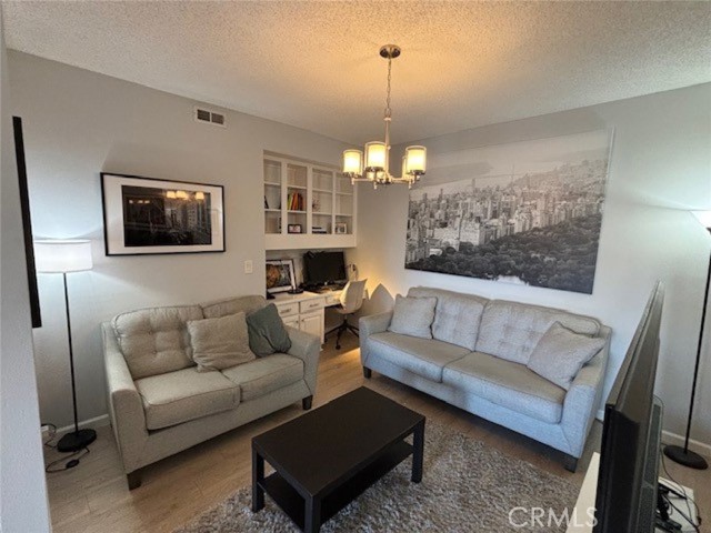 Detail Gallery Image 4 of 7 For 4430 Noble Ave #202,  Sherman Oaks,  CA 91403 - 2 Beds | 2 Baths