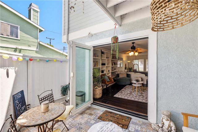 Detail Gallery Image 13 of 42 For 2117 Rockefeller Ln #1,  Redondo Beach,  CA 90278 - 4 Beds | 2/1 Baths