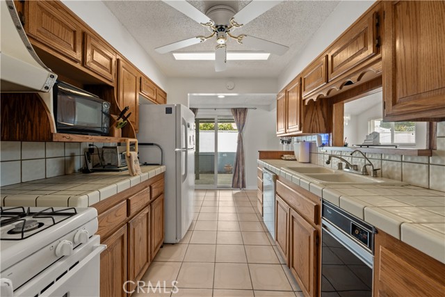Detail Gallery Image 4 of 19 For 1658 W Crone Ave, Anaheim,  CA 92802 - 4 Beds | 3 Baths