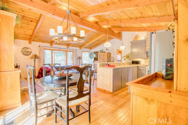 5475 Acorn Trail, Wrightwood CA: https://media.crmls.org/medias/56688780-040b-4630-84e1-89dd9a075d37.jpg