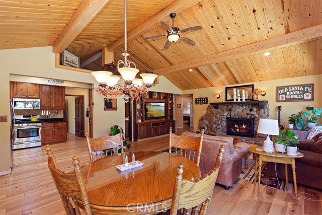 Detail Gallery Image 8 of 38 For 227 Santa Barbara Ave, Sugarloaf,  CA 92386 - 3 Beds | 2 Baths