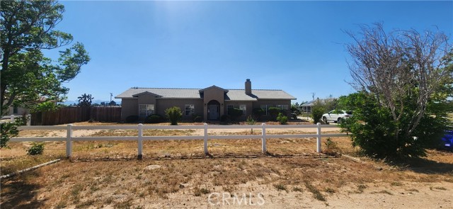 Detail Gallery Image 2 of 7 For 14470 Navajo Rd, Apple Valley,  CA 92307 - 4 Beds | 3 Baths