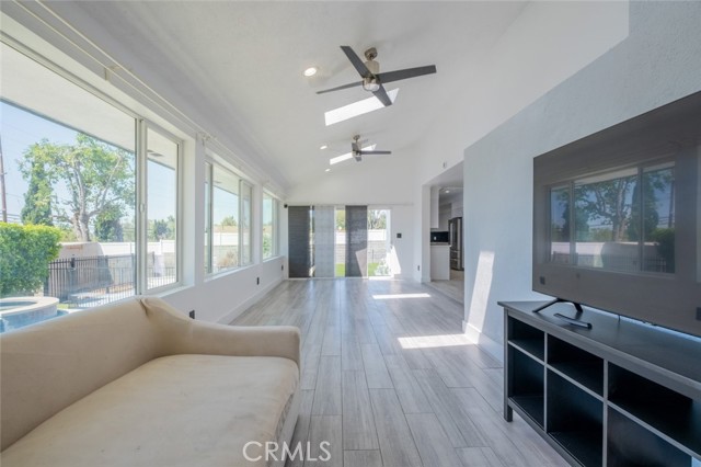 9830 Foothill Boulevard, Sylmar CA: https://media.crmls.org/medias/566feba0-9c8d-41ba-941a-9104df60c05a.jpg