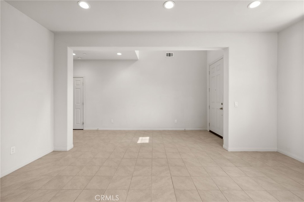 https://media.crmls.org/medias/567285e7-8611-4e1c-ab1d-ea6268e291db.jpg?preset=X-Large