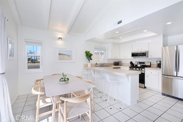 Detail Gallery Image 5 of 32 For 203 Cedar St a & B,  Newport Beach,  CA 92663 - 4 Beds | 3 Baths