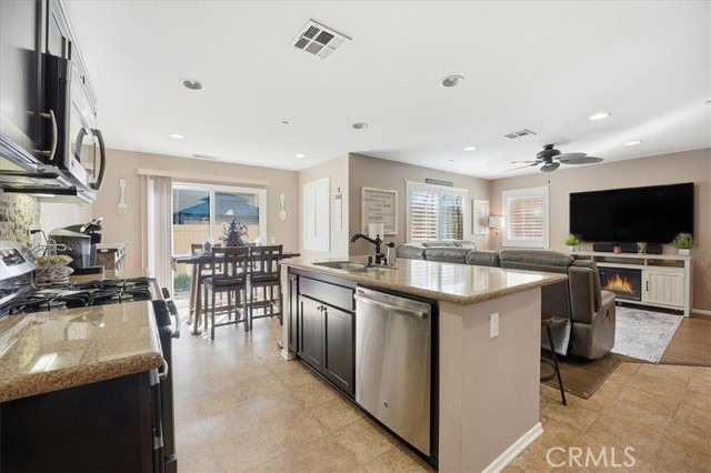 Detail Gallery Image 9 of 43 For 1411 Chinaberry, Beaumont,  CA 92223 - 4 Beds | 3 Baths