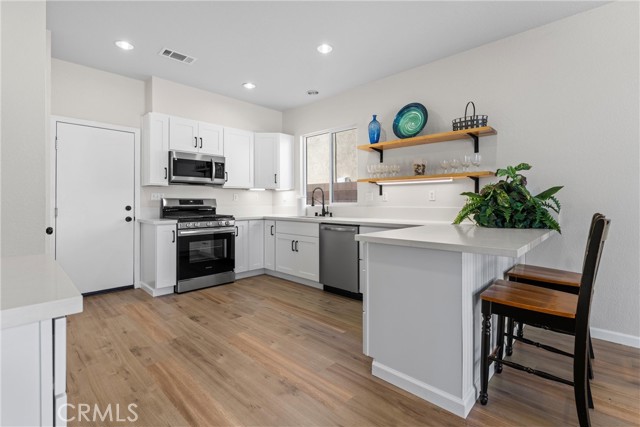 Detail Gallery Image 4 of 22 For 5789 Golding Dr, Lancaster,  CA 93536 - 4 Beds | 3 Baths