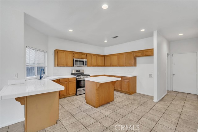 Detail Gallery Image 6 of 55 For 3901 Vicksburg Ct, Hemet,  CA 92545 - 5 Beds | 3 Baths