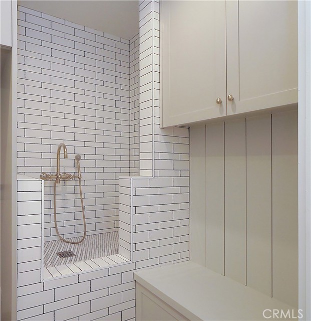 Mud Room with Dog Wash & Downstairs Laundry