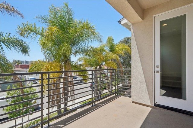 Detail Gallery Image 12 of 34 For 23228 Marigold Ave, Torrance,  CA 90502 - 4 Beds | 3/1 Baths