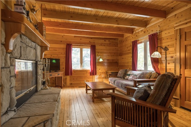 Detail Gallery Image 5 of 49 For 33291 Wild Rose Dr, Green Valley Lake,  CA 92341 - 3 Beds | 3 Baths