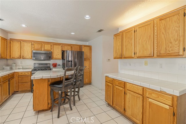 Detail Gallery Image 2 of 23 For 3241 Abbey Ln, Palmdale,  CA 93551 - 3 Beds | 2 Baths
