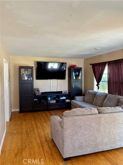 372 E Janice Street, Long Beach CA: https://media.crmls.org/medias/56852ff0-87b6-49f0-af6e-78e90287aaf4.jpg