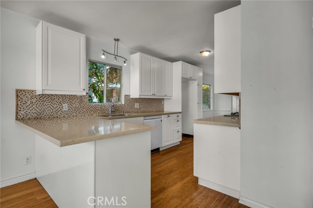 Detail Gallery Image 16 of 52 For 18419 Linnet, Tarzana,  CA 91356 - 3 Beds | 3 Baths