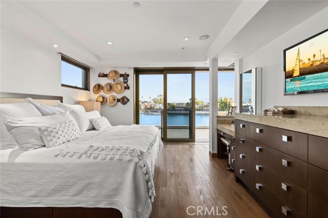 8 Beacon Bay, Newport Beach CA: https://media.crmls.org/medias/56874030-bfe0-4c86-aa08-e6be8483e356.jpg