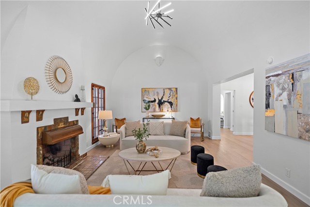 336 N Crescent Heights Boulevard, Los Angeles CA: https://media.crmls.org/medias/568936bb-806a-48d4-a737-3e6cbcb8064e.jpg