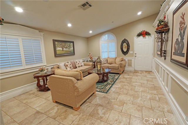 328 Manzanita Court, Ontario CA: https://media.crmls.org/medias/568bc565-d1f8-463f-8d00-a8a3cbb558b2.jpg
