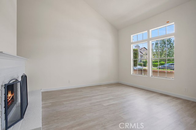 118 Oxford, Irvine CA: https://media.crmls.org/medias/568d9c31-95bd-417c-9da6-99e0abf6178a.jpg