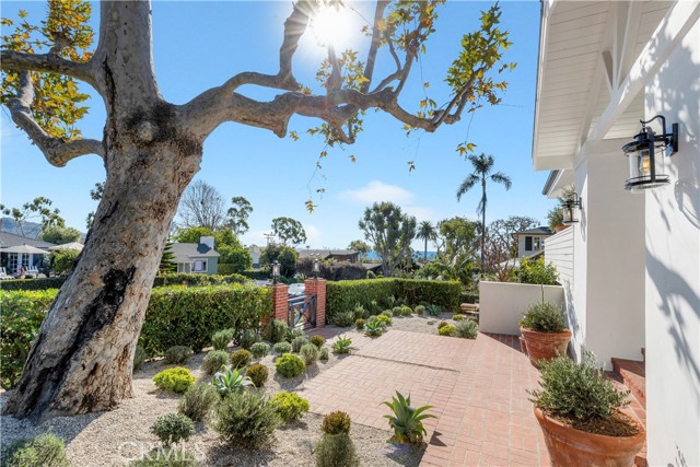 432 Holly Street, Laguna Beach CA: https://media.crmls.org/medias/569324ea-a73c-419f-a220-506329abc179.jpg