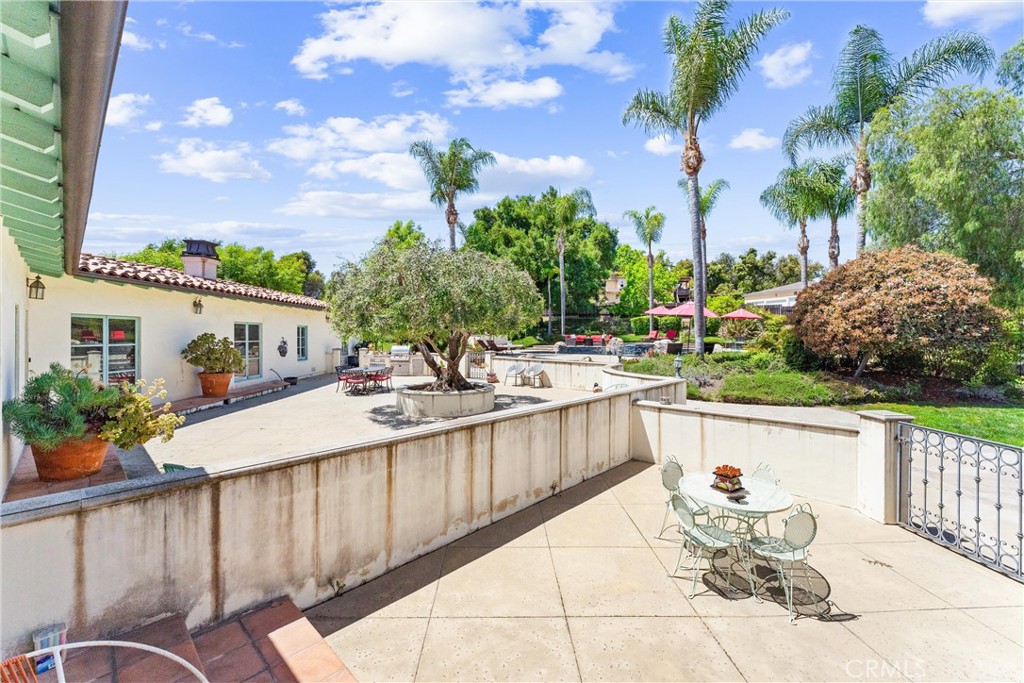 https://media.crmls.org/medias/56942c4f-58ee-4735-853a-eca7510bf863.jpg?preset=X-Large