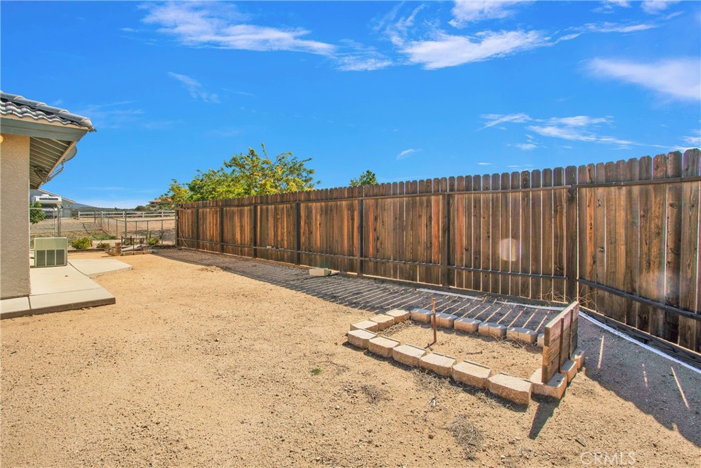 https://media.crmls.org/medias/56954065-b971-412e-bd52-554104734106.jpg?preset=X-Large