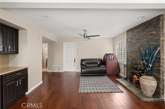 40 Country Wood Drive, Phillips Ranch CA: https://media.crmls.org/medias/5696ee1f-be34-4de3-a534-3e60ba521609.jpg