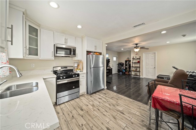 Detail Gallery Image 11 of 27 For 6838 Severn Dr, Paramount,  CA 90723 - 4 Beds | 2 Baths