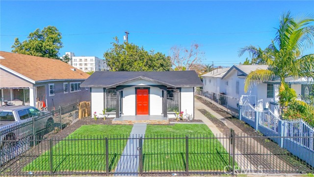 Detail Gallery Image 4 of 41 For 1335 W 68th, Los Angeles,  CA 90044 - 2 Beds | 2 Baths