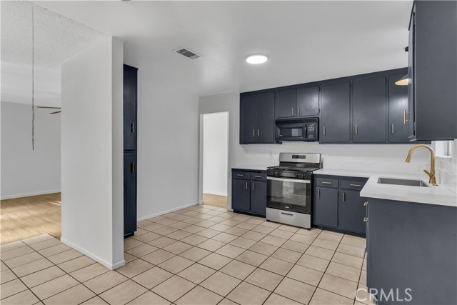 Detail Gallery Image 5 of 16 For 14147 Arrowhead Dr, Victorville,  CA 92395 - 4 Beds | 2 Baths