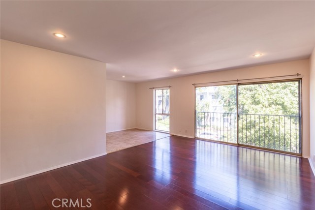 Detail Gallery Image 11 of 26 For 15344 Weddington St #202,  Sherman Oaks,  CA 91411 - 2 Beds | 2 Baths